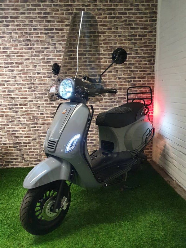 Zo goed als nieuwe La Souris Sourini euro4 brommer (helmplicht) vespa look 2020