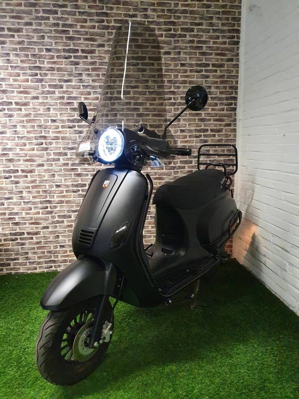 Zo goed als nieuwe La Souris Sourini S Black on black euro4 snorscooter vespa look 2021!