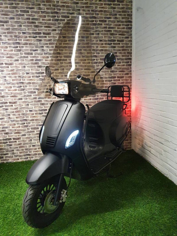 Hierbij zo goed als nieuwe Senzo Riva S euro4 snorscooter vespa look 2020