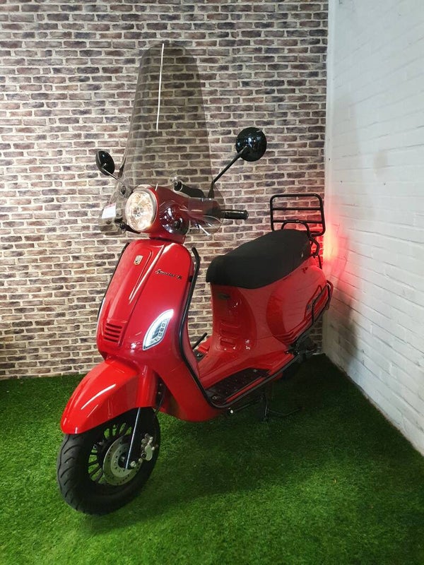 Zo goed als nieuwe La Souris Sourini S fulloptions euro4 snorscooter vespa look 2020