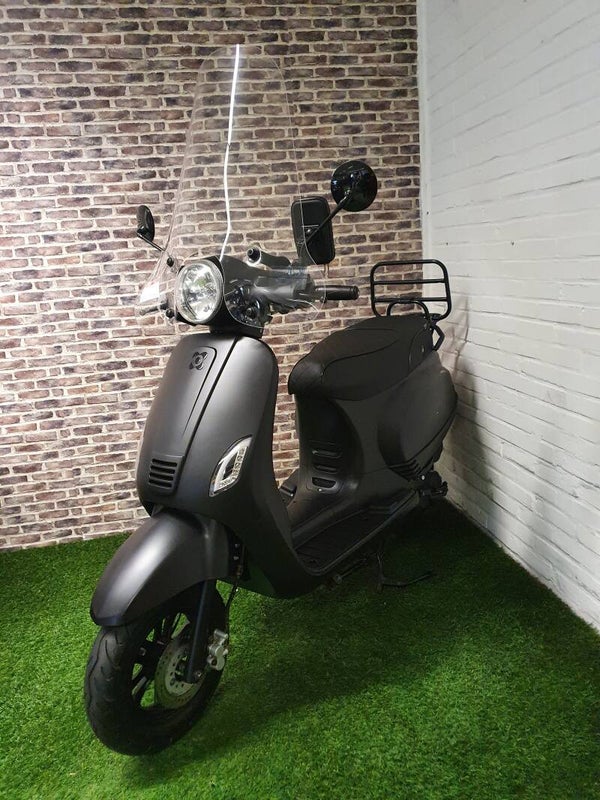 Zeer nette AGM VX50 vespa look brommer (helmplicht) 2018