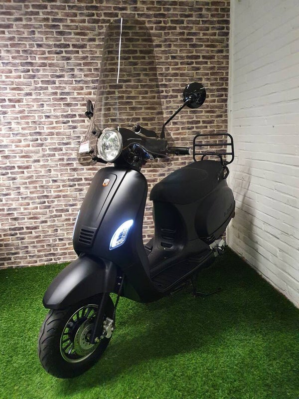 Zeer nette La Souris Vespelini Mat Black snorscooter vespa look 2017!