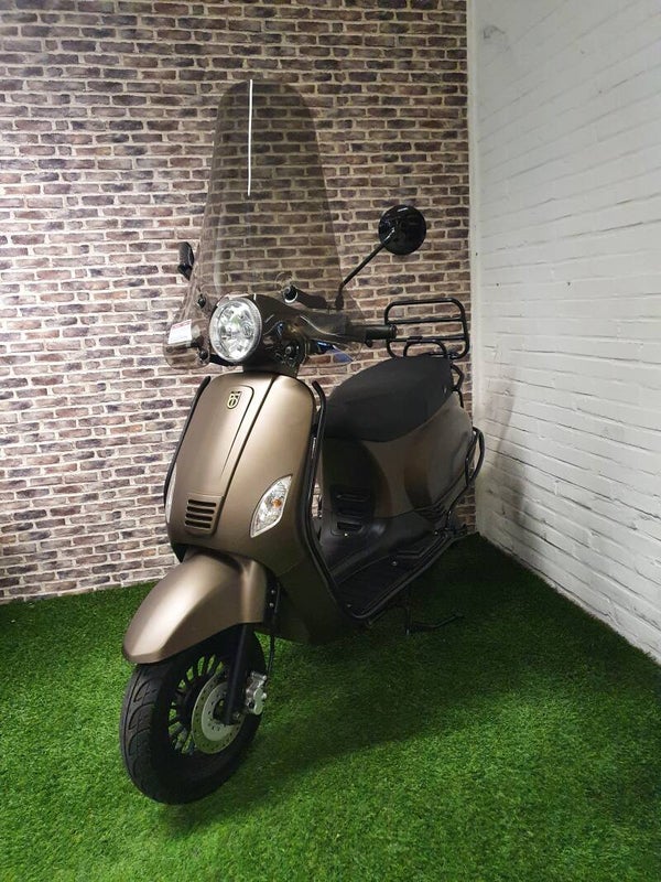 Zeer nette BTC RIVA brommer helmplicht vespa look 2017!