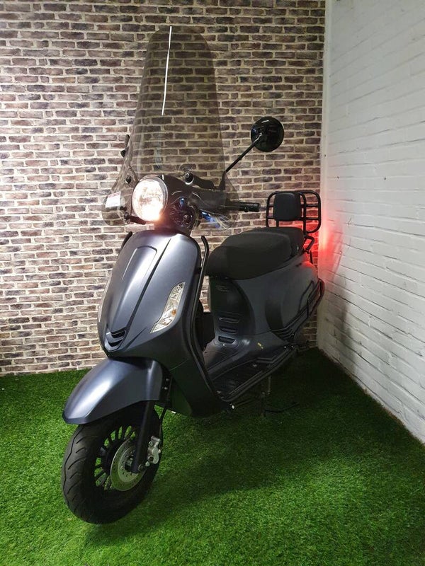 Zo goed als nieuwe fulloptions Senzo Riva R euro5 snorscooter vespa look 2021
