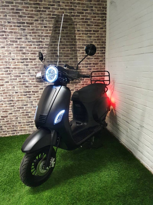 zo goed als nieuwe Senzo Riva Lux euro5 snorscooter vespa look 2021 ALARM