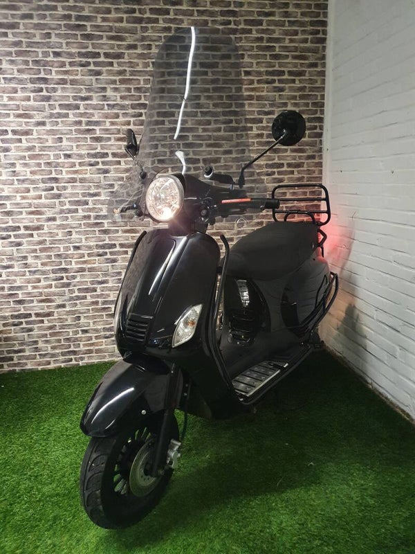 Zeer nette Killerbee VLX snorscooter vespa look 2017