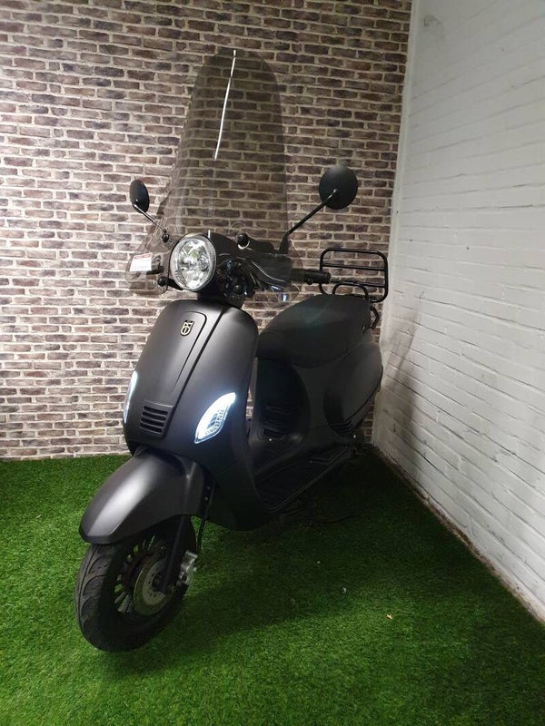 Zeer nette BTC Riva euro4 Brommer (helmplicht) 2019!