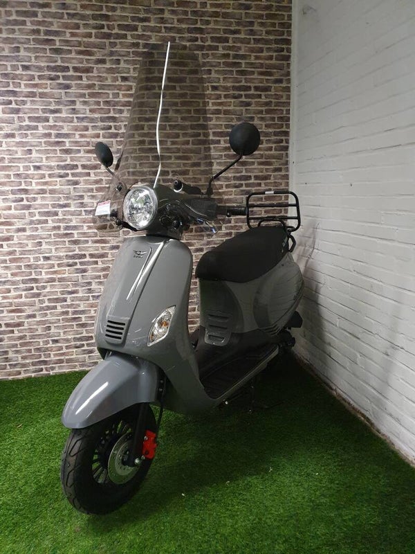 Zo goed als nieuwe DJJD Casmere E5 snorscooter vespa look 2021!