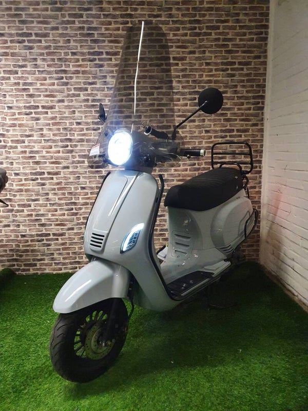 Zeer nette AGM VX50 snorscooter vespa look fulloptions 2016!