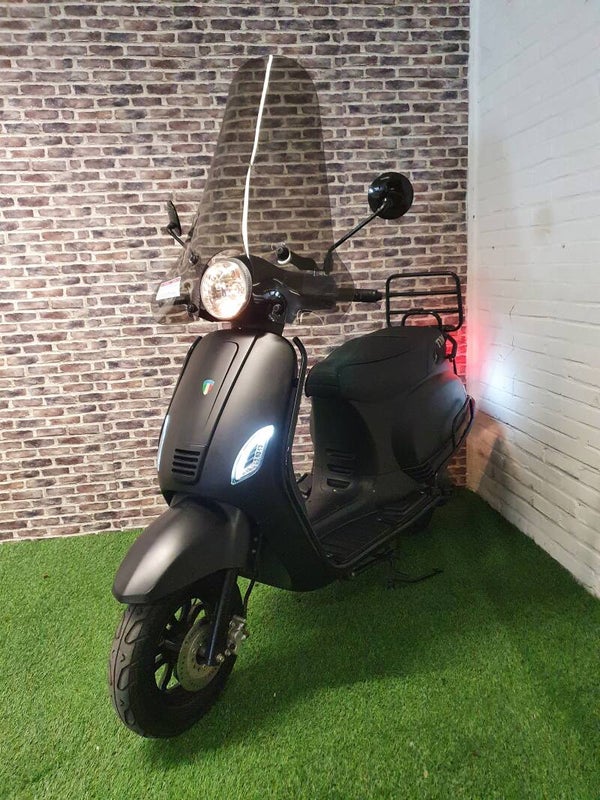 Zeer nette TYM VESPA ALPHA e4 snorscooter vespa look 2020 fulloptions