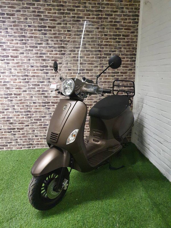 Zeer nette BTC RIVA E4 snorscooter vespa look 2018!