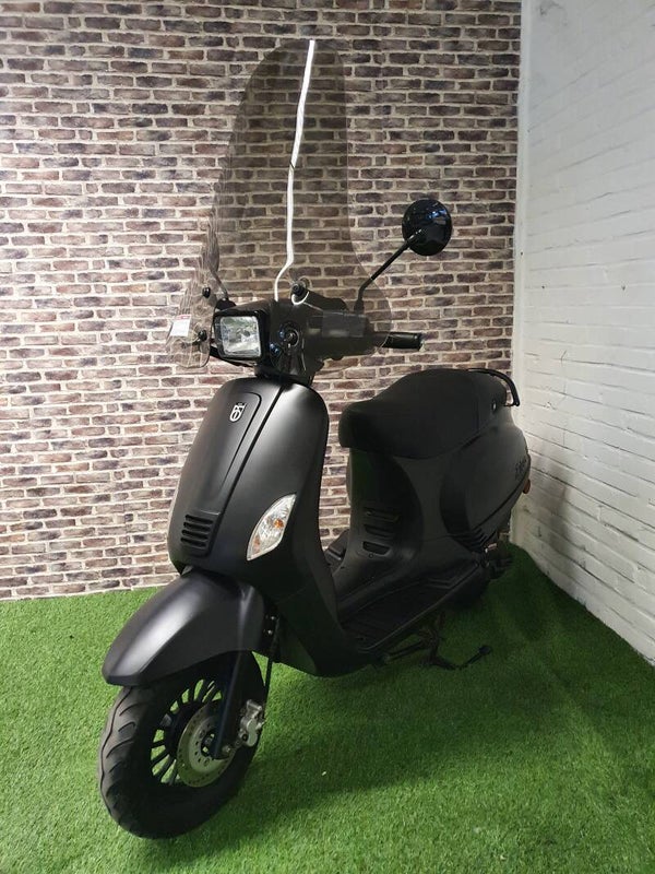 Zeer nette BTC RIVA S snorscooter vespa look 2020!