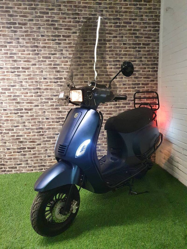 Zeer nette BTC RIVA E4 snorscooter vespa look 2020!