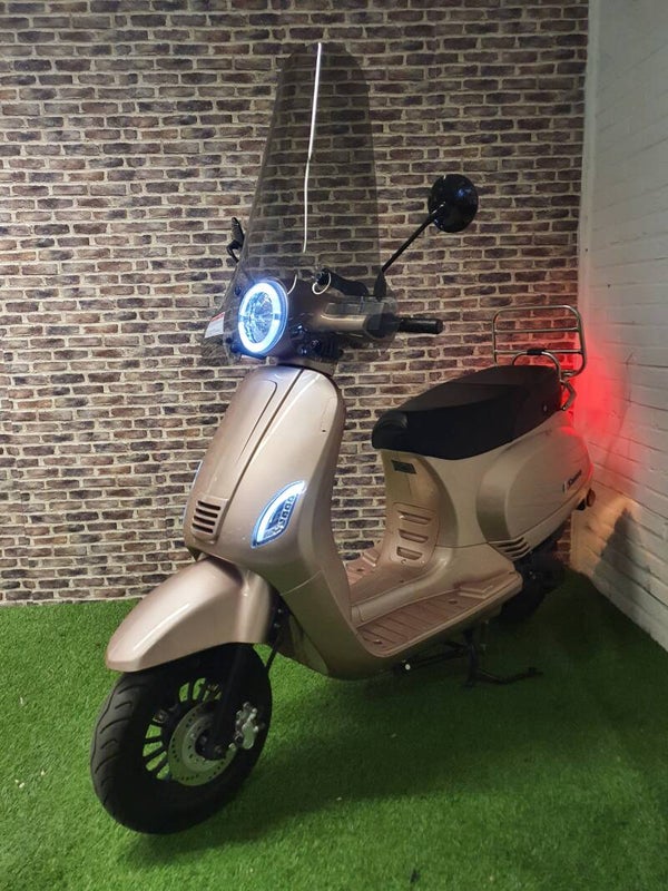 Zo goed als nieuwe Senzo Riva Lux E4 snorscooter vespa look 2021!