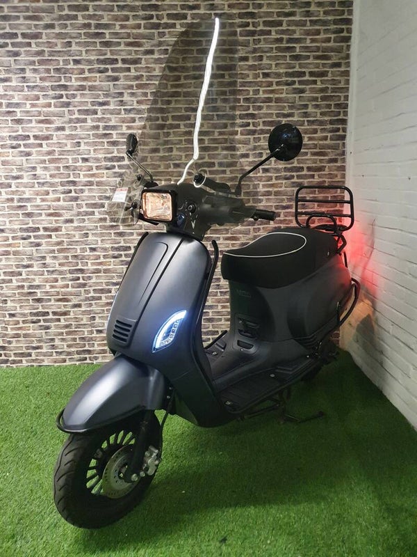 Zeer nette fulloption Sezno Riva S E4 snorscooter vespa look 2019!