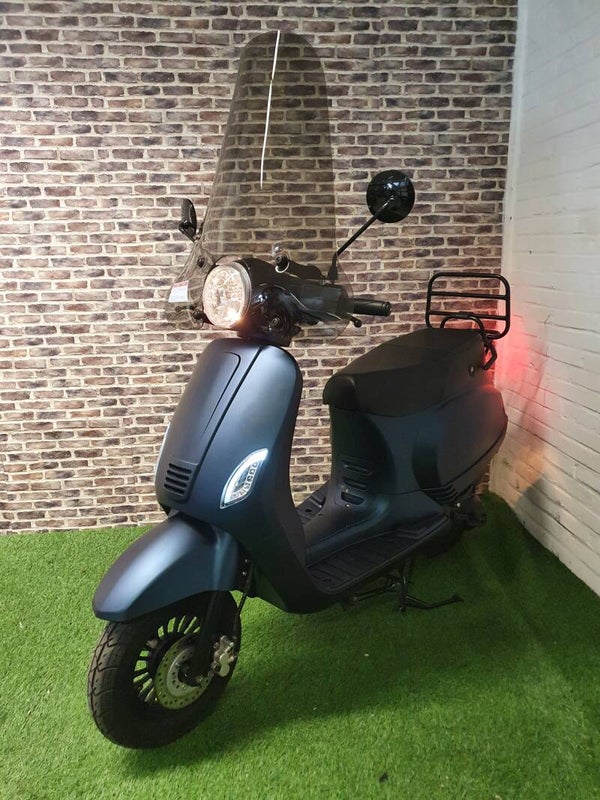 Zeer nette BTC RIVA E4 snorscooter vespa look 2020!