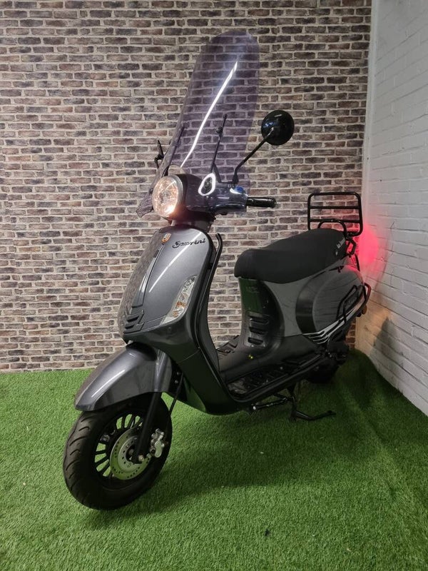 Zeer nette La Souris sourini brommer (helmplicht) vespa look 2020!
