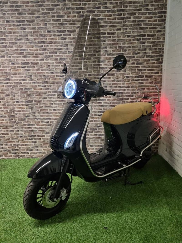 Zeer nette Senzo Riva Lux E4 snorscooter vespa look 2020!