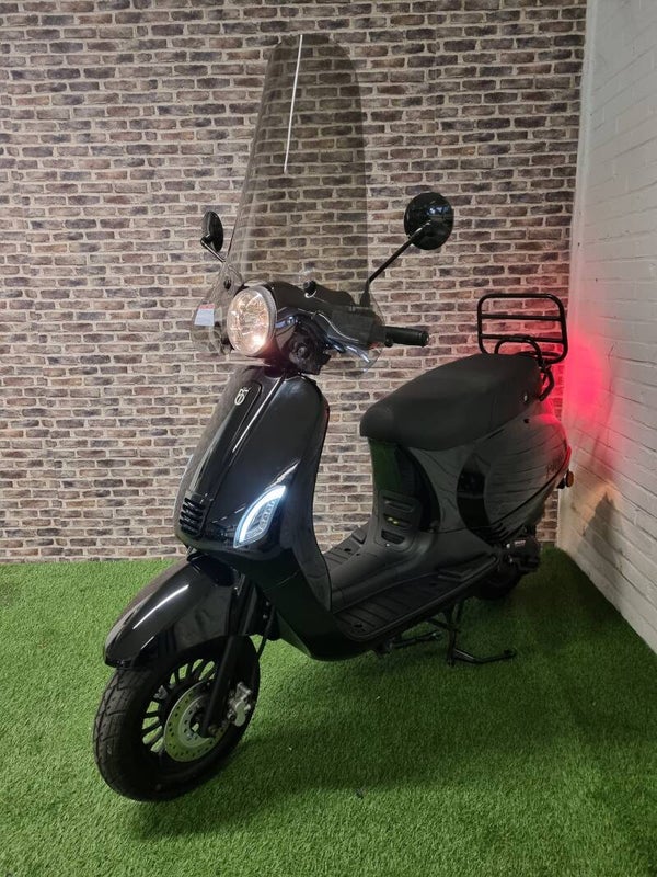 Zo goed als nieuwe BTC Riva E4 brommer (helmplicht) vespa look 2021!