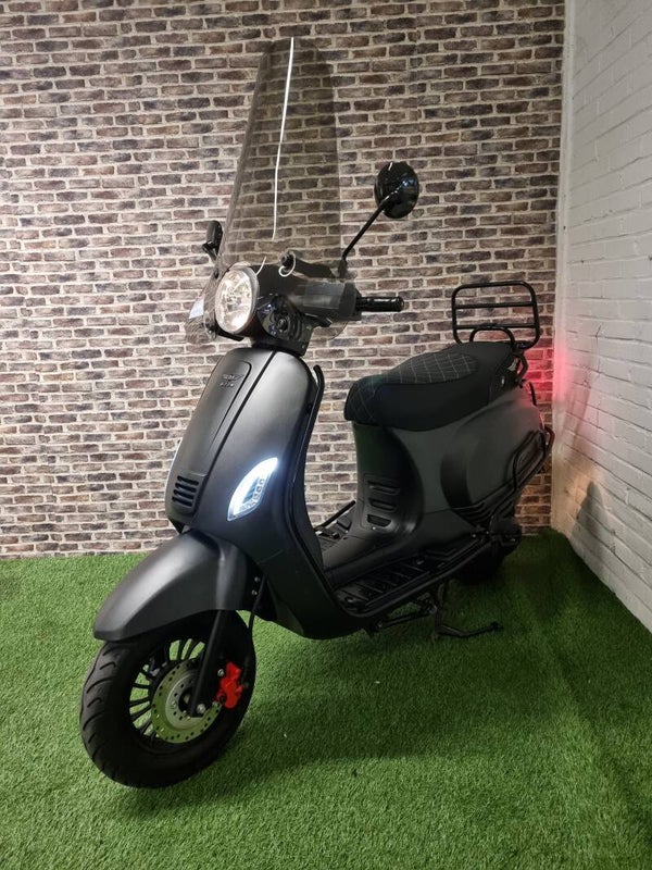Zeer nette DJJD Casmere brommer (helmplicht) vespa look 2020!