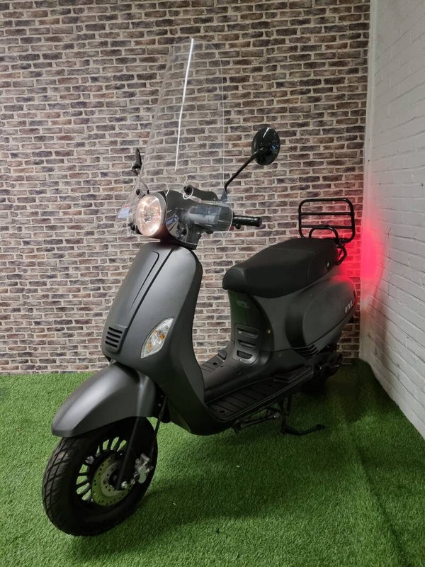 Zeer nette KILLERBEE VXL brommer (helmplicht) vespa look 2019!