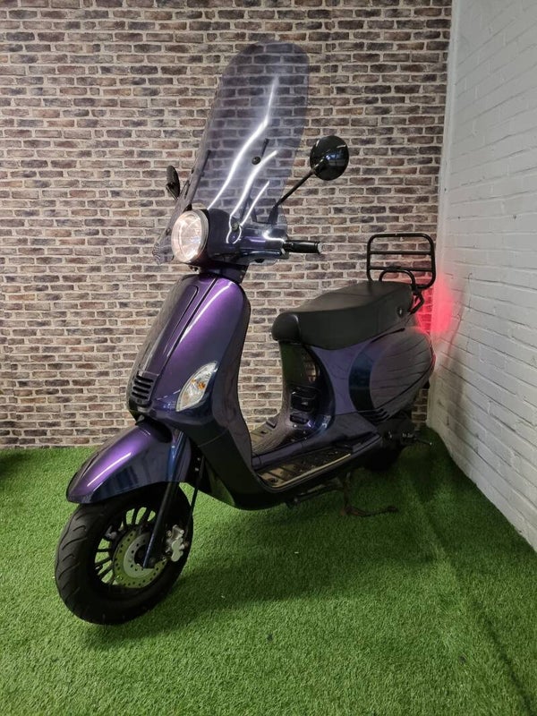 Zeer nette La Souris Vespelini snorscooter vespa look 2016!