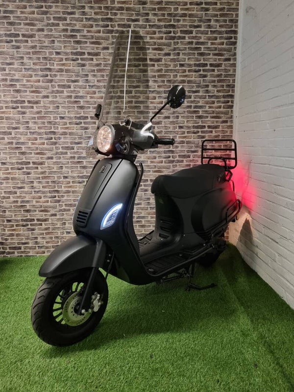 Zeer nette La Souris Sourini snorscooter vespa look 2020!