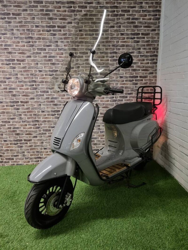 Zeer nette volle Senzo Riva Lux E4 snorscooter vespa look 2018!