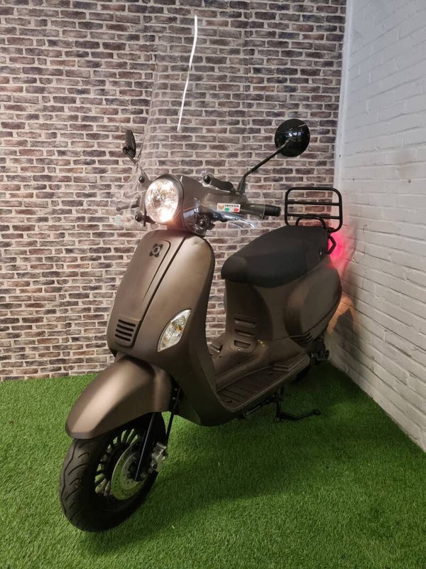 Zeer nette AGM VX50 snorscooter vespa look 2017!