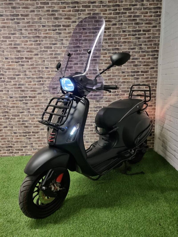 Zeer nette Piaggio vespa sprint FULLOPTIONS snorscooter 2016!