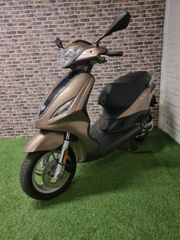 Zeer nette orginele New Fly snorscooter in orginele staat. Bouwjaar 2015!