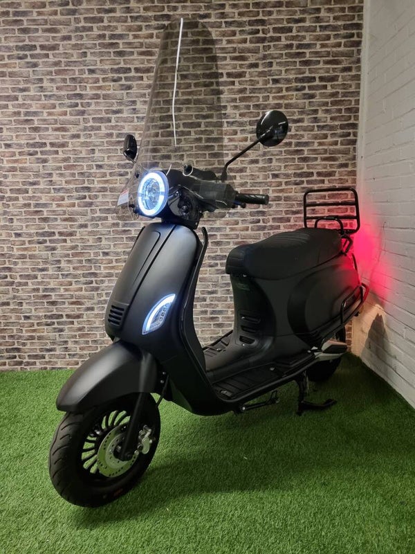 Zo goed als nieuwe Black edition Senzo Riva E electrische brommer (helmplicht) fulloptions vespalook 2021!
