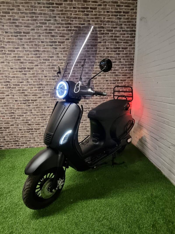 Hierbij zo goed als nieuwe Fulloptions La Souris E-Sourini electrische snorscooter vespa look 2021