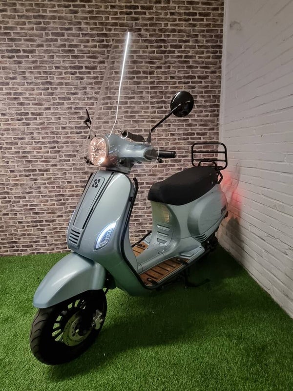Zeer nette AGM VX50 E4 snorscooter vespa look 2019!