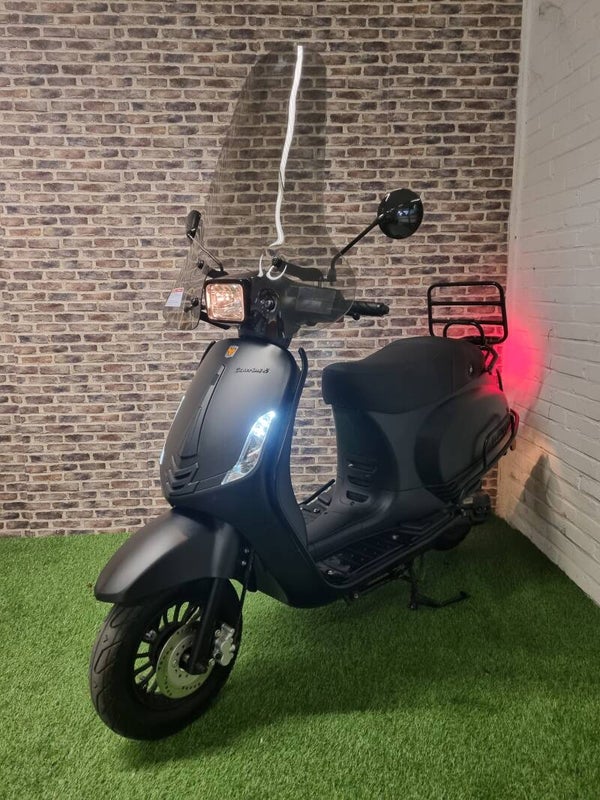 Zo goed als nieuwe La Souris Sourini S e5 snorscooter vespa look 2021 fulloptions