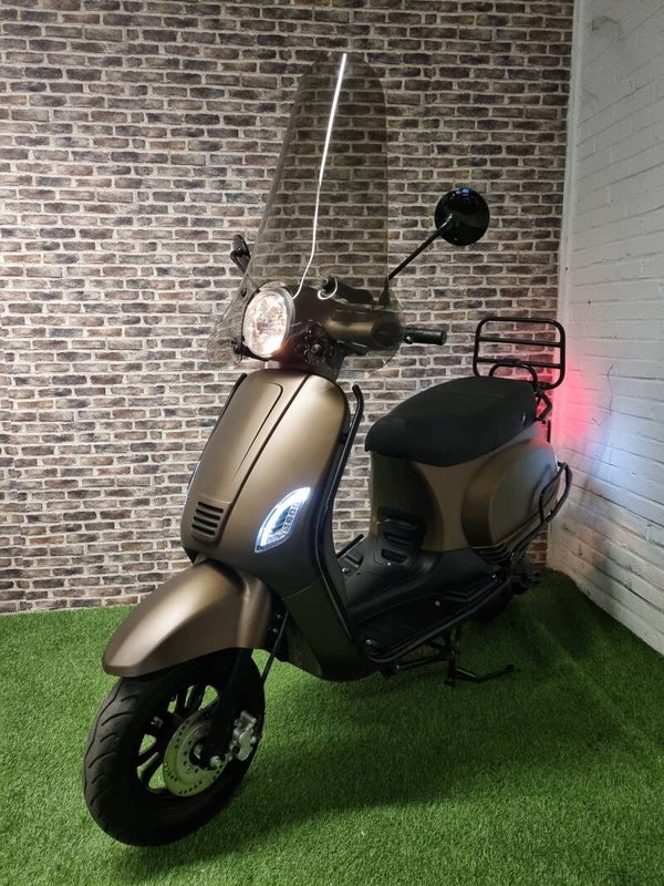 Zeer nette TIANYING E4 snorscooter vespa look 2019 Alarm!