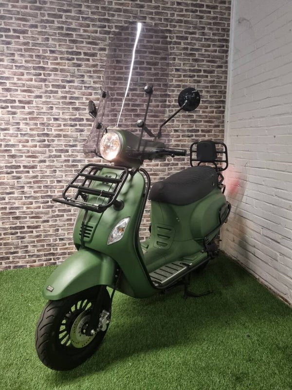 Zeer nette FULLOPTIONS AGM VX50 E4 snorscooter vespa look 2018!Fulloptions