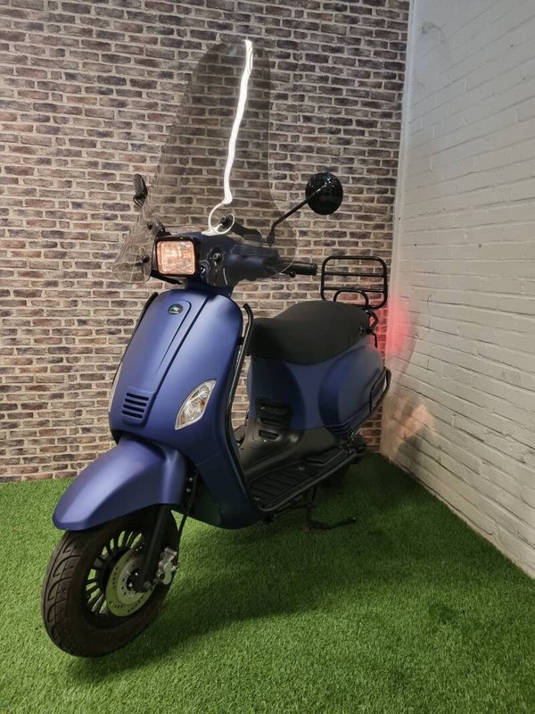 Zeer nette BTC RIVA S E4 fulloptions snorscooter vespalook 2019! FULLOPTIONS