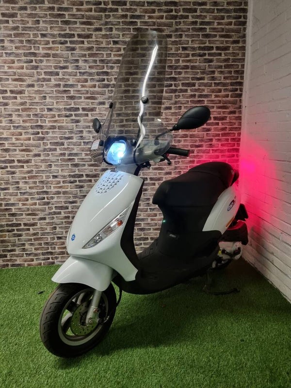 Zeer nette piaggio zip snorscooter 2011!