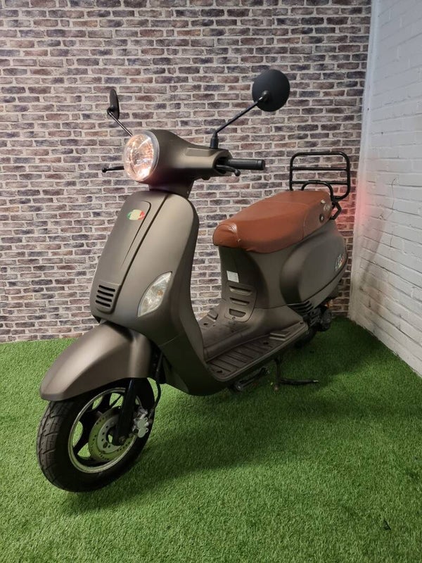 Zeer nette Iva Lux 4takt snorscooter vespa look 2015!