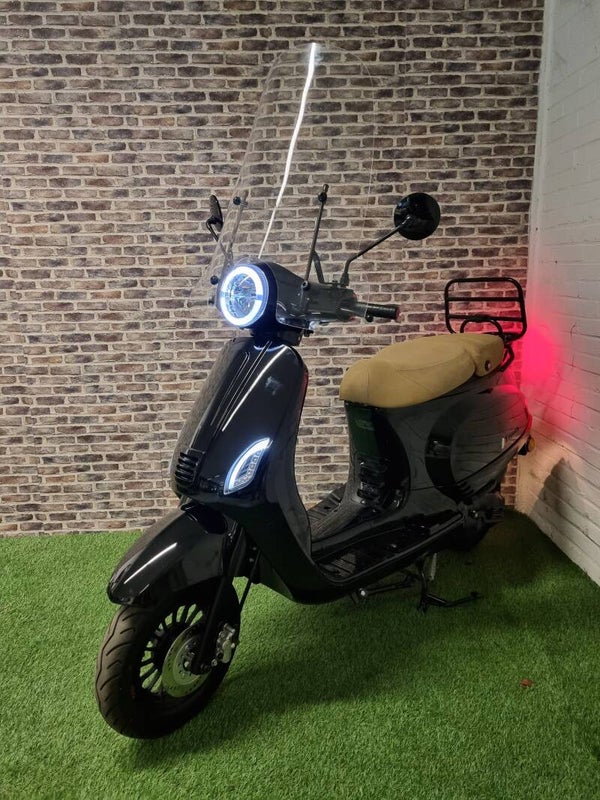 Zo goed als nieuwe SENZO RIVA LUX brommer ( helmplicht) vespa look 2021!