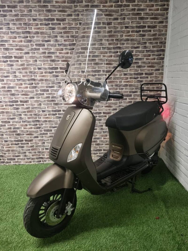 zeer nette BTC RIVA E4 snorscooter vespa look 2019