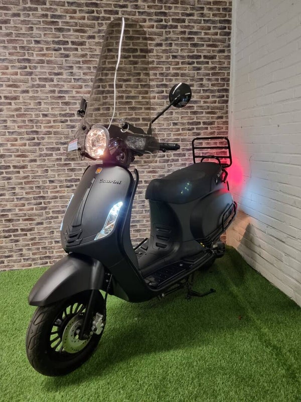 Hierbij zo goed als nieuwe La Souris Sourini E5 fulloptions brommer (Helmplicht) vespalook 2021!