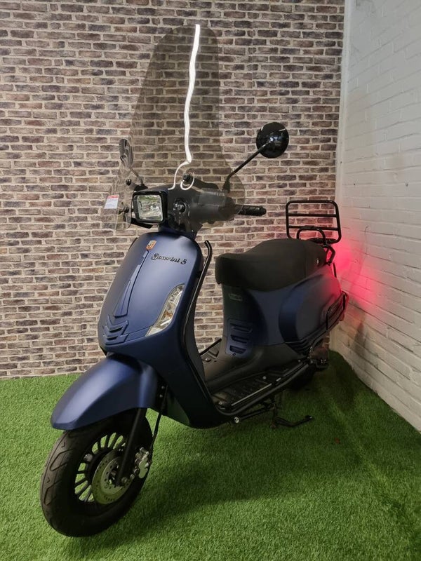 Zo goed als nieuwe La Souris Sourini RS E5 fulloptions snorscooter vespalook 2021!