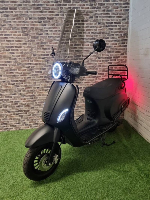 Zo goed als nieuwe SENZO RIVA LUX brommer ( helmplicht) vespa look 2021!