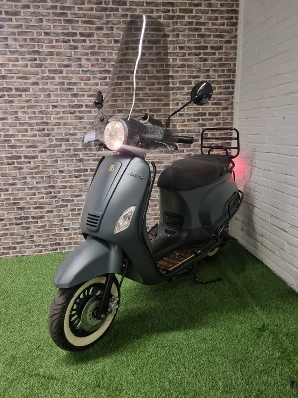 Zeer goed rijdende BTC RIVA snorscooter vespa look 2019!