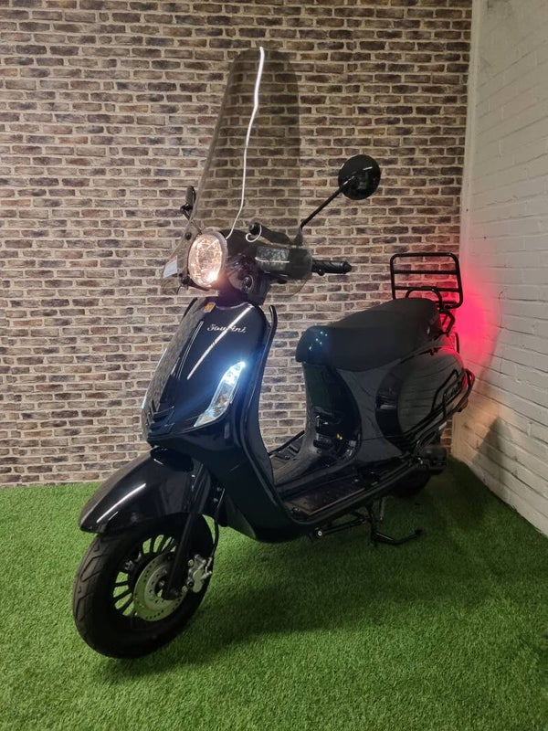 Zo goed als nieuwe La Souris Sourini E5 fulloptions snorscooter vespalook 2022!