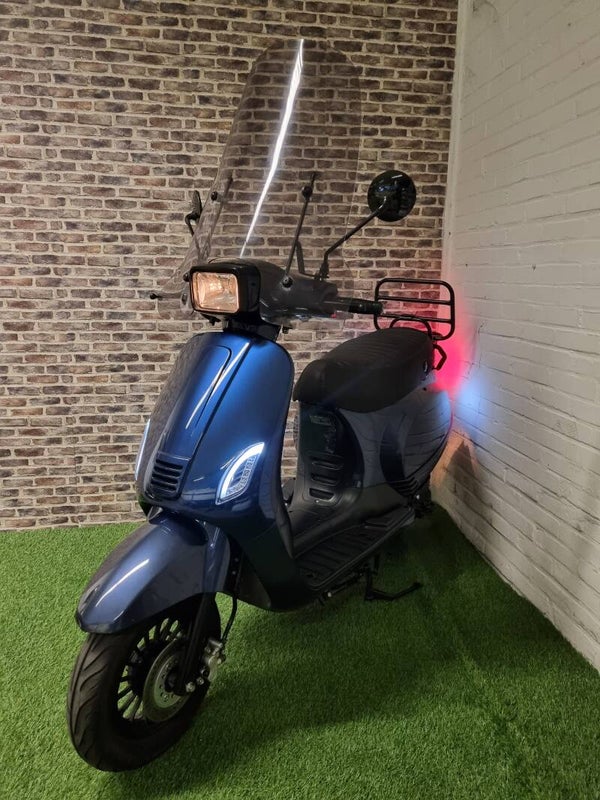 Zeer goed rijdende SENZO RIVA S snorscooter vespa look 2018!