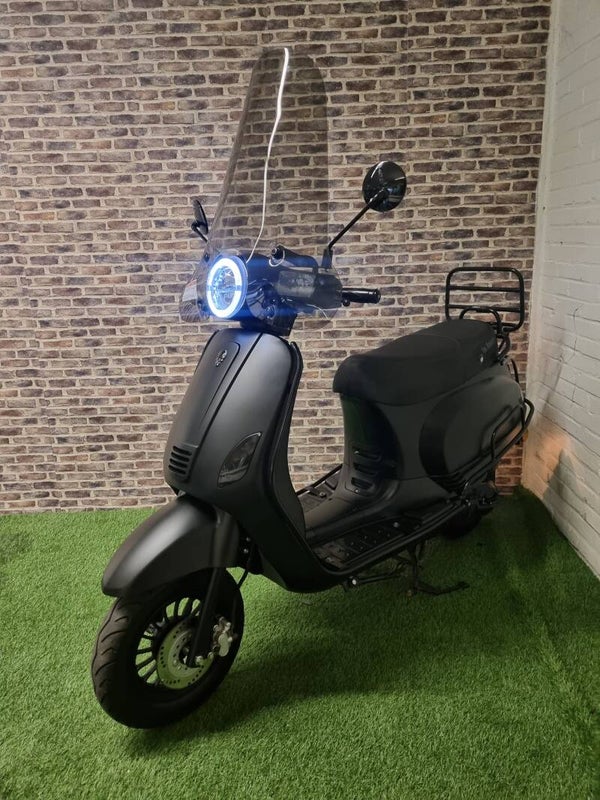 Zeer nette Black edition La Souris Sourini fulloptions snorscooter vespalook 2021!