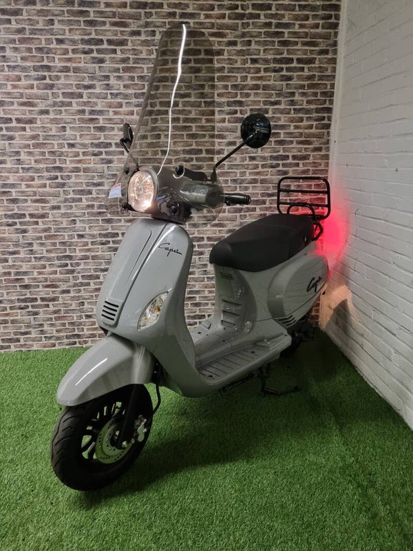 Zeer nette Capri snorscooter vespalook 2019!